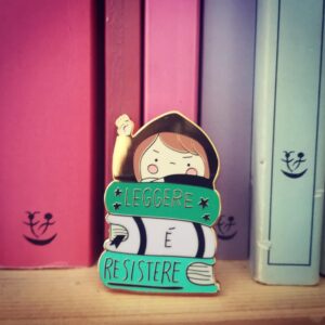 Spilla smaltata Leggere è resistere