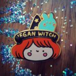 Spilla smaltata vegan witch