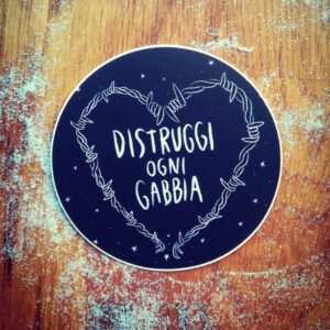Adesivo cuore filo spinato Distruggi ogni gabbia